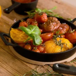 HOMLA Patelnia Andreas Zeliwna Z Dwoma Uchwytami I Bambusowa Podkladka 25X20 Cm