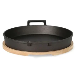 HOMLA Patelnia Andreas Zeliwna Z Dwoma Uchwytami I Bambusowa Podkladka 25X20 Cm