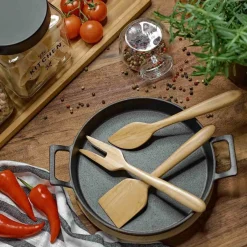 HOMLA Patelnia Andreas Zeliwna Z Dwoma Uchwytami I Bambusowa Podkladka 25X20 Cm