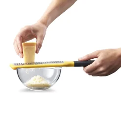 JOSEPH JOSEPH Tarka Grip Grater Na Miske Z Duzymi Oczkami 26,5X7,8 Cm