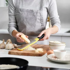 JOSEPH JOSEPH Tarka Grip Grater Na Miske Z Duzymi Oczkami 26,5X7,8 Cm