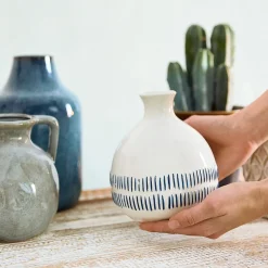 HOMLA Wazon Serena Ceramiczny Z Niebieskimi Kreseczkami 13X13X15 Cm